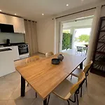 Modern 2 Bedroom - Terrace, Pool Access & Mountain Views Monticello