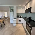 Modern 2 Bedroom - Terrace, Pool Access & Mountain Views Apartamento *