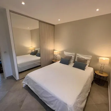 Modern 2 Bedroom - Terrace, Pool Access & Mountain Views * Monticello