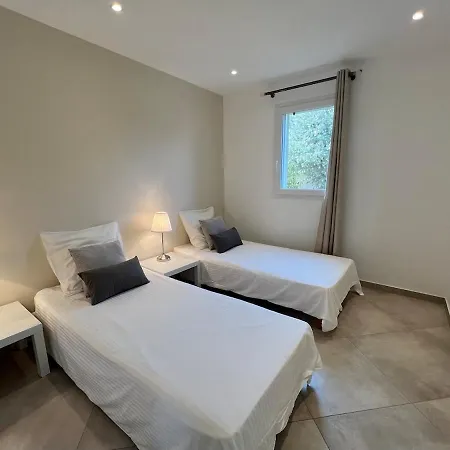 Apartment Modern 2 Bedroom - Terrace, Pool Access & Mountain Views