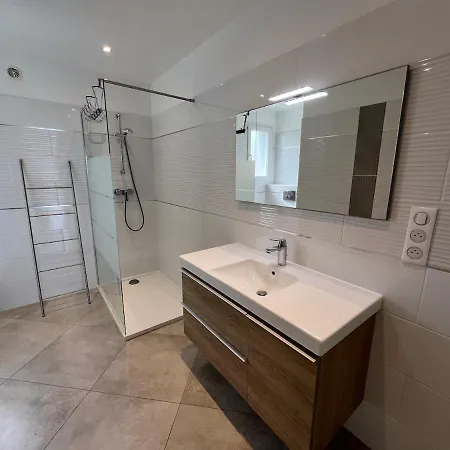 Apartamento Modern 2 Bedroom - Terrace, Pool Access & Mountain Views *