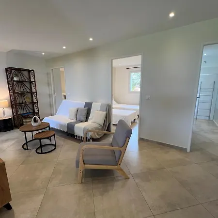 Modern 2 Bedroom - Terrace, Pool Access & Mountain Views Monticello