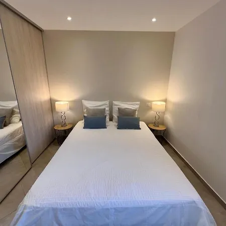 Apartment Modern 2 Bedroom - Terrace, Pool Access & Mountain Views *