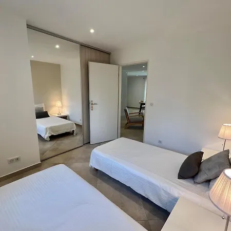 Modern 2 Bedroom - Terrace, Pool Access & Mountain Views Apartment *