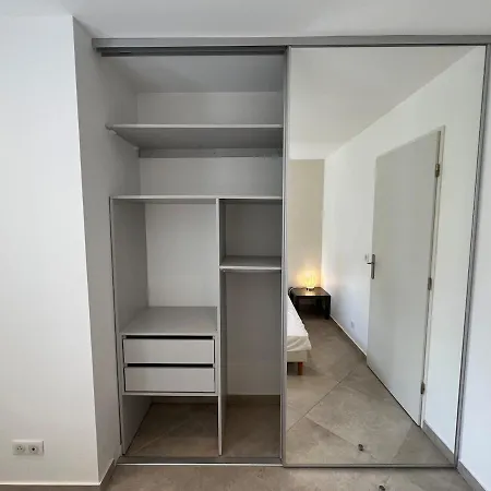 Apartment Modern 2 Bedroom - Terrace, Pool Access & Mountain Views