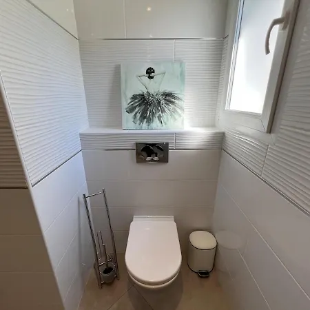 Apartment Modern 2 Bedroom - Terrace, Pool Access & Mountain Views