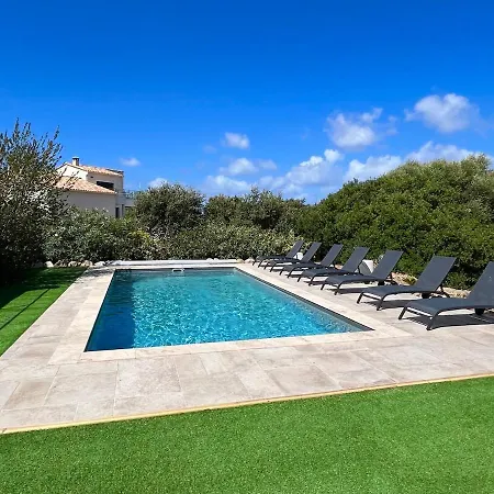 Modern 2 Bedroom - Terrace, Pool Access & Mountain Views Apartment *