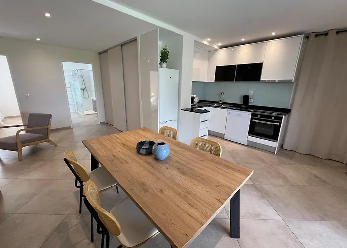 Modern 2 Bedroom - Terrace, Pool Access & Mountain Views *