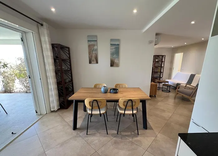 Modern 2 Bedroom - Terrace, Pool Access & Mountain Views Apartment Monticello