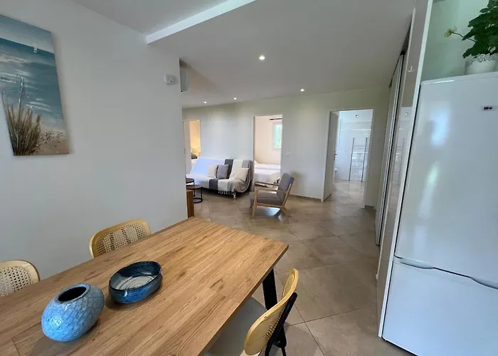 Modern 2 Bedroom - Terrace, Pool Access & Mountain Views