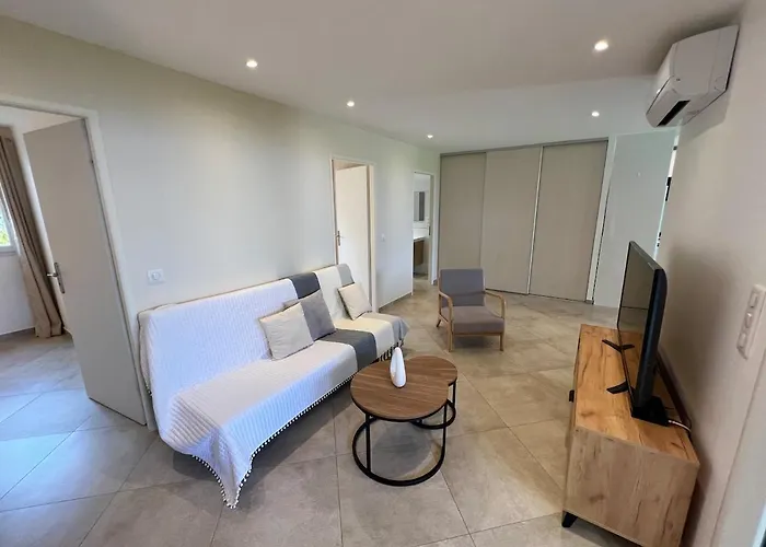 Modern 2 Bedroom - Terrace, Pool Access & Mountain Views Monticello