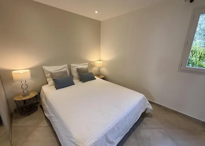 Apartment Modern 2 Bedroom - Terrace, Pool Access & Mountain Views Monticello