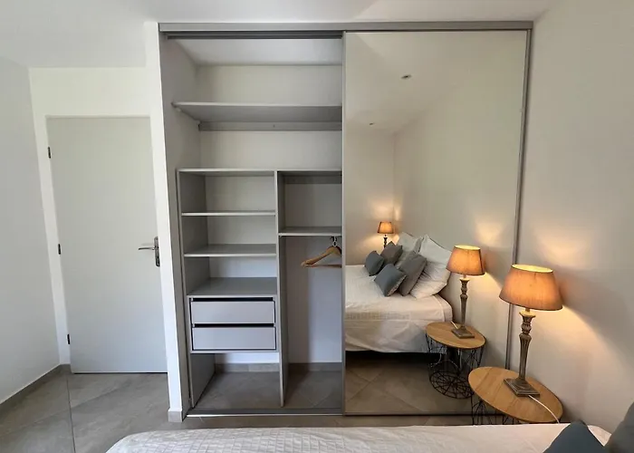 Modern 2 Bedroom - Terrace, Pool Access & Mountain Views *