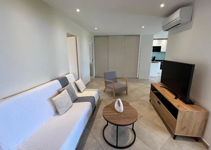 Modern 2 Bedroom - Terrace, Pool Access & Mountain Views *