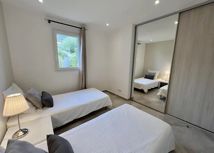 Modern 2 Bedroom - Terrace, Pool Access & Mountain Views Monticello