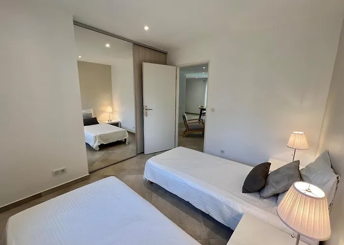 Modern 2 Bedroom - Terrace, Pool Access & Mountain Views Apartment *