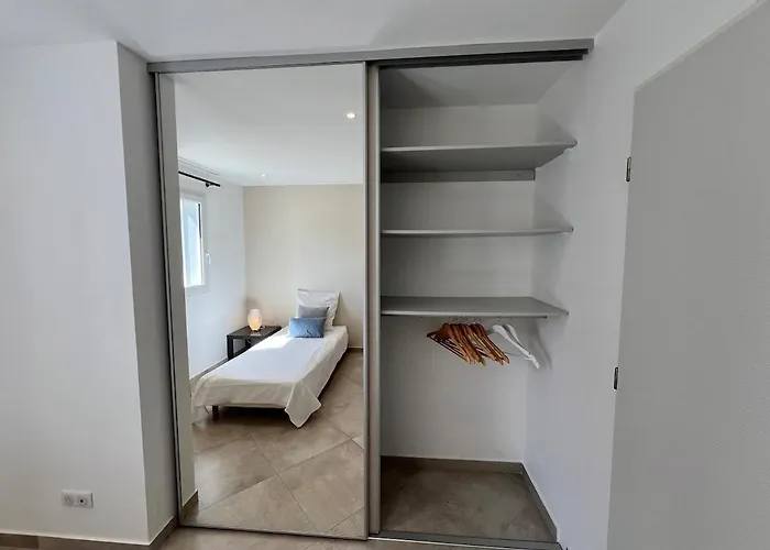 Apartment Modern 2 Bedroom - Terrace, Pool Access & Mountain Views