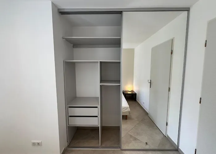 Apartment Modern 2 Bedroom - Terrace, Pool Access & Mountain Views