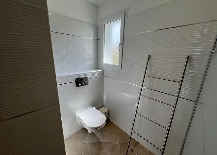 Apartment Modern 2 Bedroom - Terrace, Pool Access & Mountain Views *