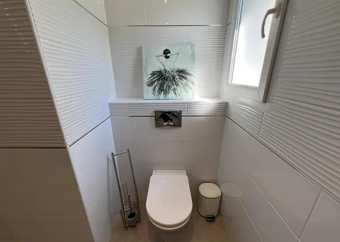 Apartment Modern 2 Bedroom - Terrace, Pool Access & Mountain Views