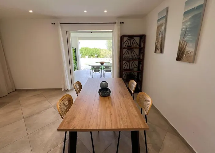 Modern 2 Bedroom - Terrace, Pool Access & Mountain Views Apartment *