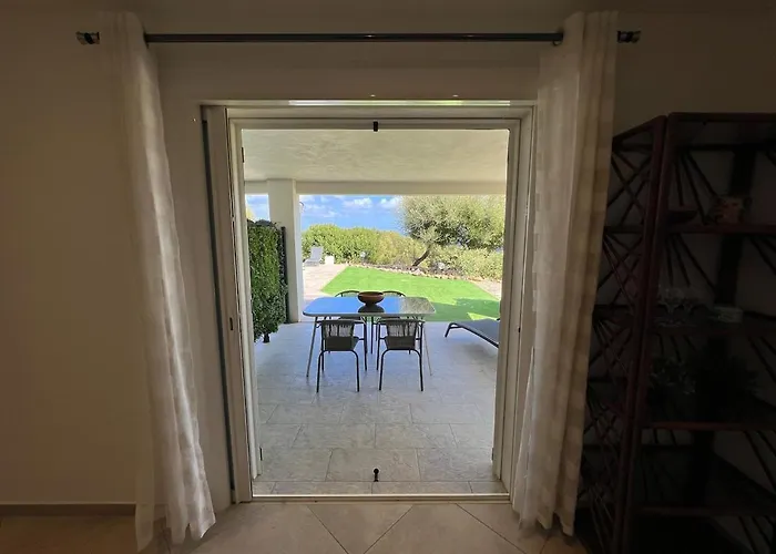 Modern 2 Bedroom - Terrace, Pool Access & Mountain Views *