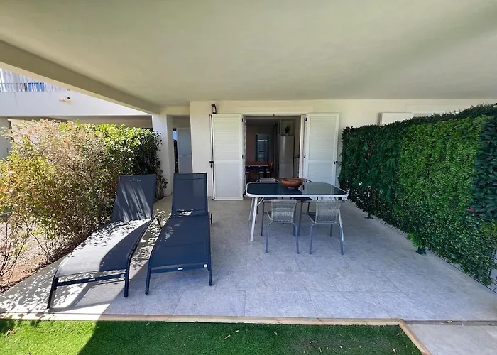 Apartment Modern 2 Bedroom - Terrace, Pool Access & Mountain Views *