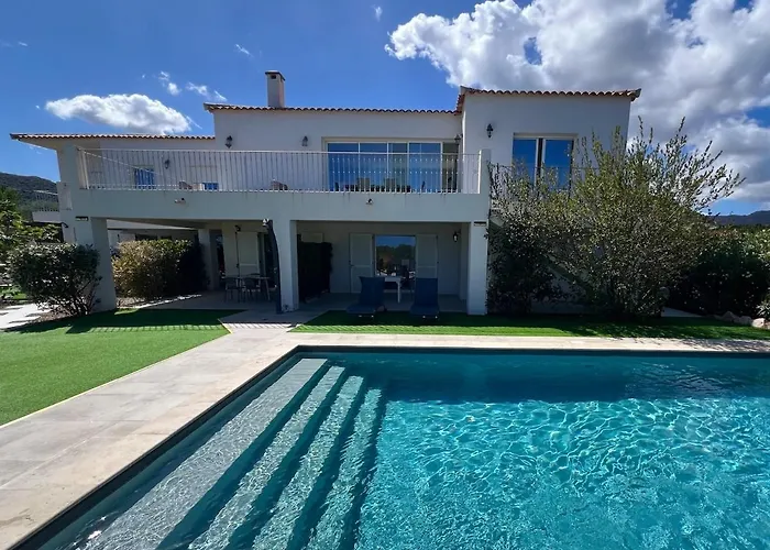 Modern 2 Bedroom - Terrace, Pool Access & Mountain Views *