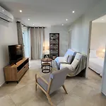 Daire Modern 2 Bedroom - Terrace, Pool Access & Mountain Views