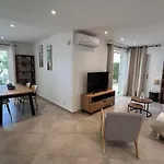 Modern 2 Bedroom - Terrace, Pool Access & Mountain Views * Monticello