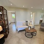 Modern 2 Bedroom - Terrace, Pool Access & Mountain Views Apartman