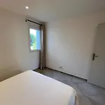 Modern 2 Bedroom - Terrace, Pool Access & Mountain Views Apartman