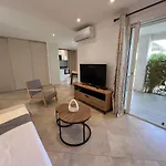Modern 2 Bedroom - Terrace, Pool Access & Mountain Views Daire