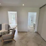 Modern 2 Bedroom - Terrace, Pool Access & Mountain Views Apartman