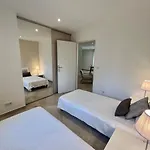 Modern 2 Bedroom - Terrace, Pool Access & Mountain Views Apartman *