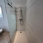 Modern 2 Bedroom - Terrace, Pool Access & Mountain Views Apartman