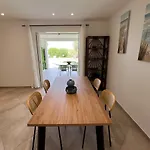 Modern 2 Bedroom - Terrace, Pool Access & Mountain Views Apartman *