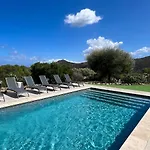 Apartman Modern 2 Bedroom - Terrace, Pool Access & Mountain Views *