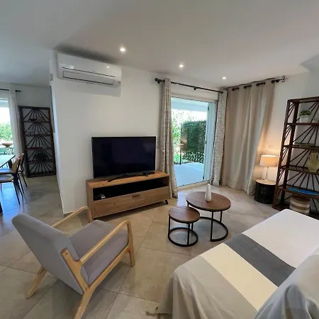 Modern 2 Bedroom - Terrace, Pool Access & Mountain Views Apartment Monticello