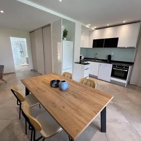 Modern 2 Bedroom - Terrace, Pool Access & Mountain Views *