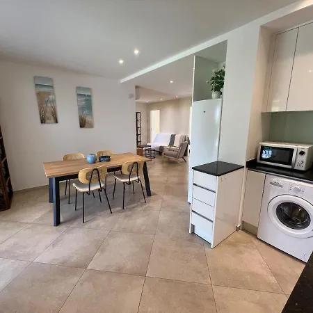 아파트 Modern 2 Bedroom - Terrace, Pool Access & Mountain Views 몽티셀로