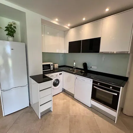 아파트 Modern 2 Bedroom - Terrace, Pool Access & Mountain Views *