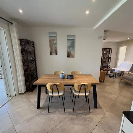 Modern 2 Bedroom - Terrace, Pool Access & Mountain Views Appartement Monticello