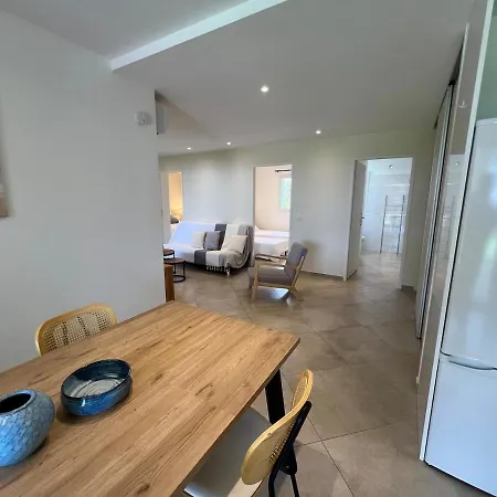 Modern 2 Bedroom - Terrace, Pool Access & Mountain Views