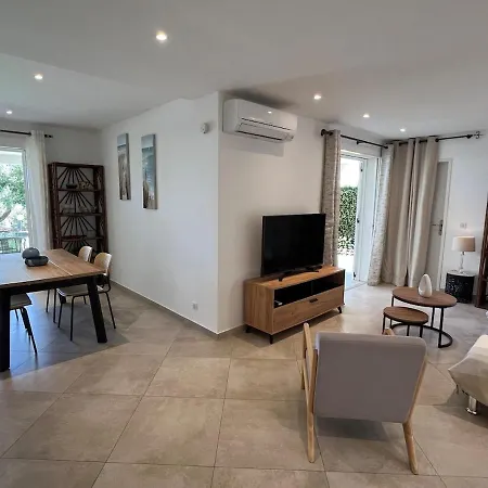Modern 2 Bedroom - Terrace, Pool Access & Mountain Views * 몽티셀로