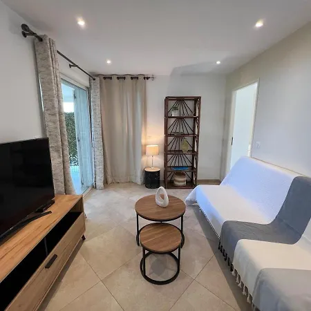 아파트 Modern 2 Bedroom - Terrace, Pool Access & Mountain Views 몽티셀로
