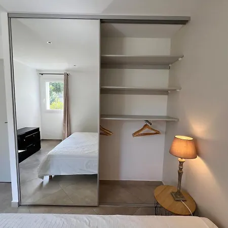 Modern 2 Bedroom - Terrace, Pool Access & Mountain Views Appartement