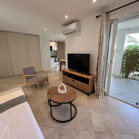 Modern 2 Bedroom - Terrace, Pool Access & Mountain Views 아파트