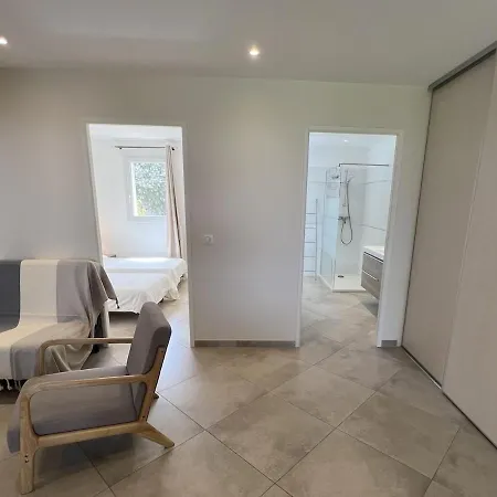 Modern 2 Bedroom - Terrace, Pool Access & Mountain Views Appartement
