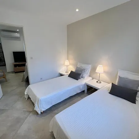 아파트 Modern 2 Bedroom - Terrace, Pool Access & Mountain Views